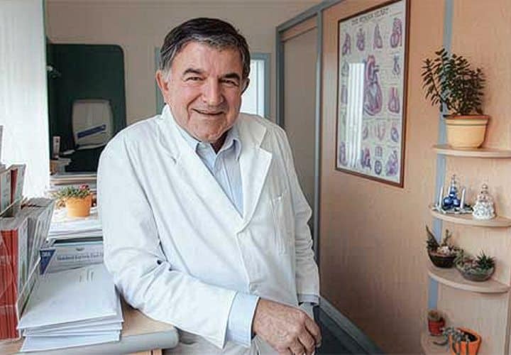 Prim. Janez Tasič je priznani slovenski specialist ortopedske kirurgije, ki se ukvarja z zdravljenjem bolezni in poškodb hrbtenice ter gibalnega sistema.
