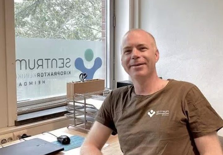 Dr. Karl Martin Stålaker je kiropraktik in magister nevroznanosti, ki se ukvarja z vplivom gibanja in krepitve mišic trupa na zdravje hrbtenice ter zmanjševanje bolečin v hrbtu.