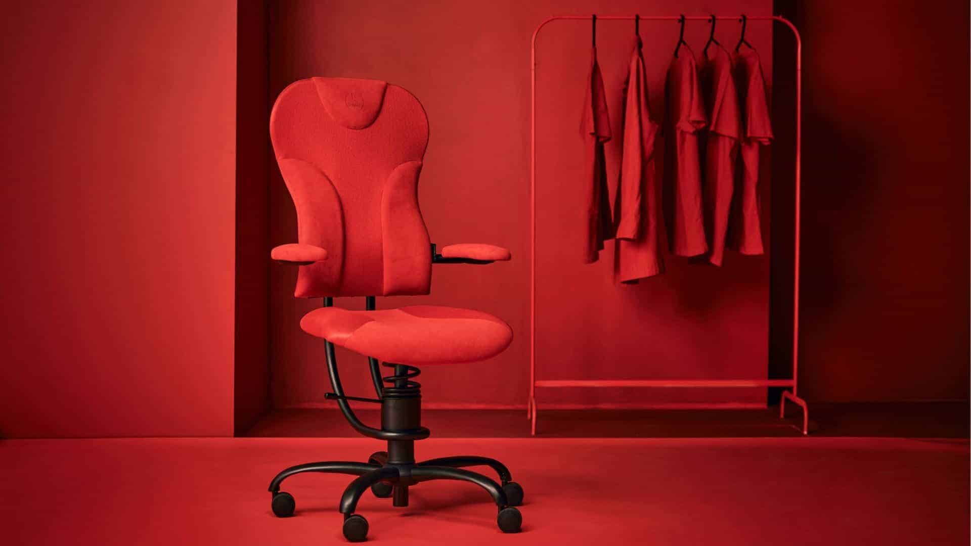 Udobna pisarniška stolica z ergonomsko obliko za dolgo delo.