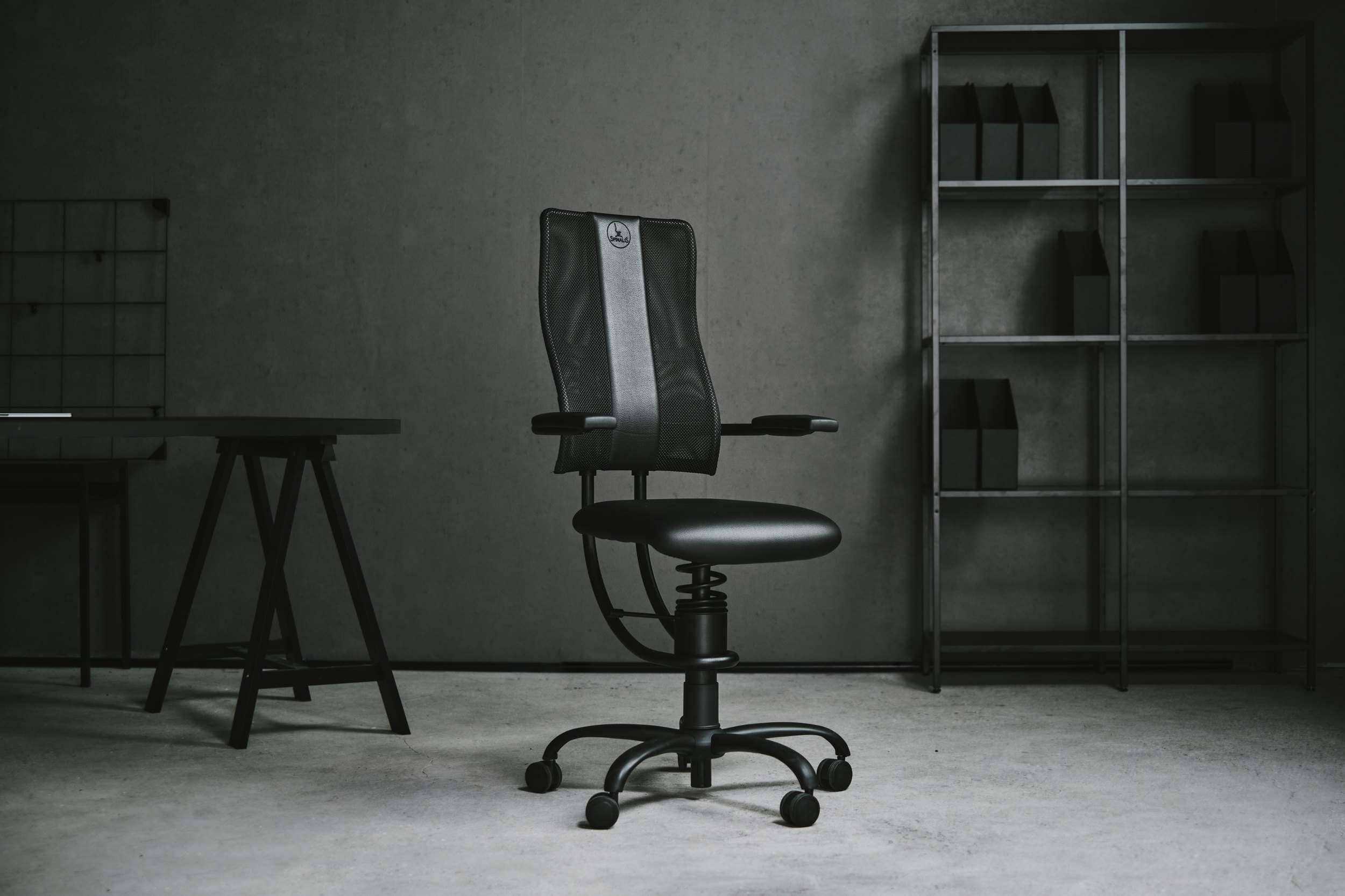 Pisarniški stol Hacker v črni barvi