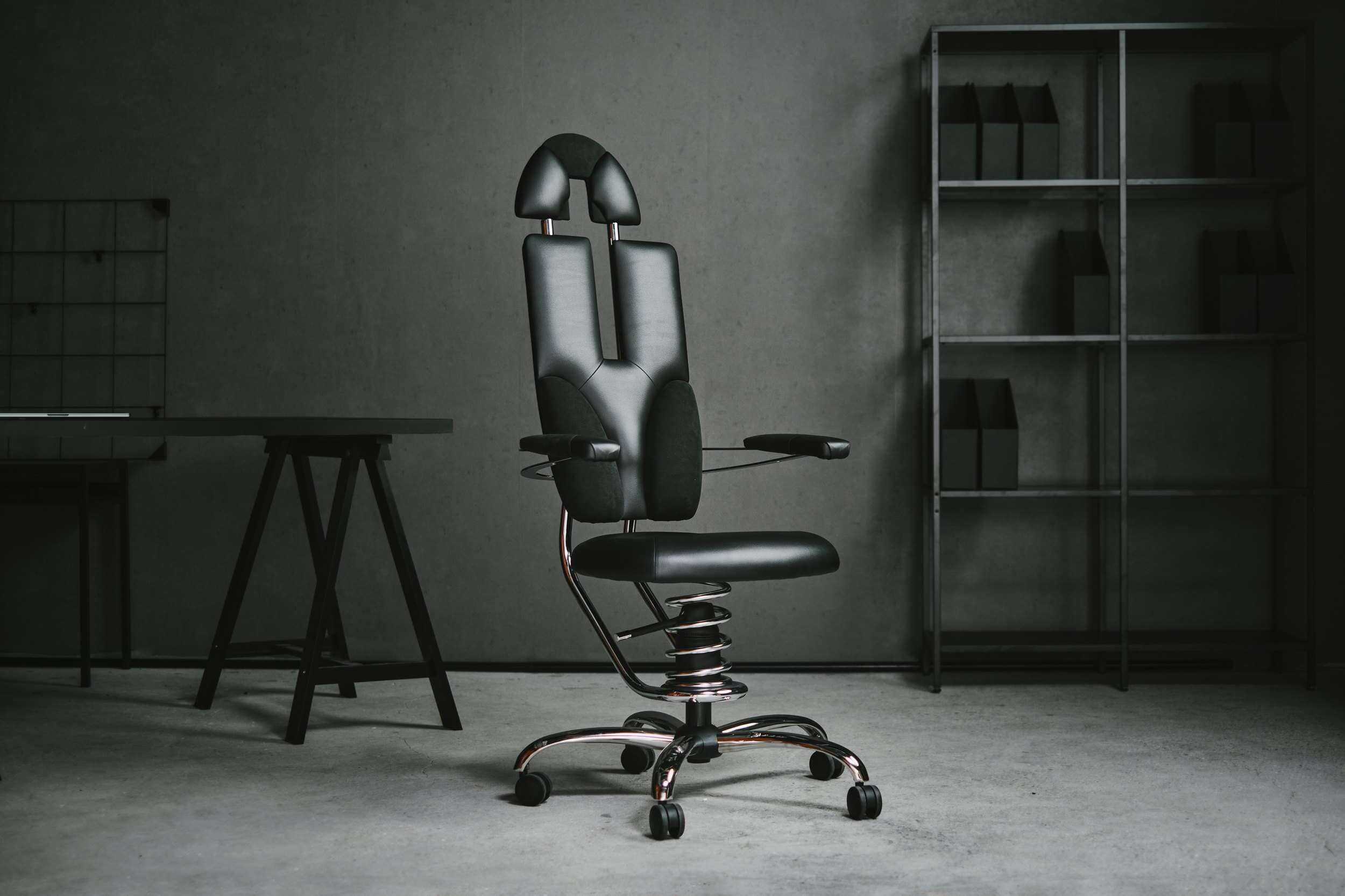 Pilot office chair in black in the office