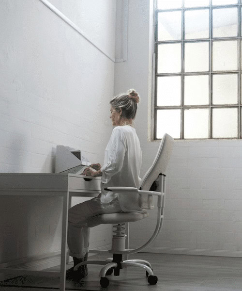 Ženska stoli za pisarniškim stolom