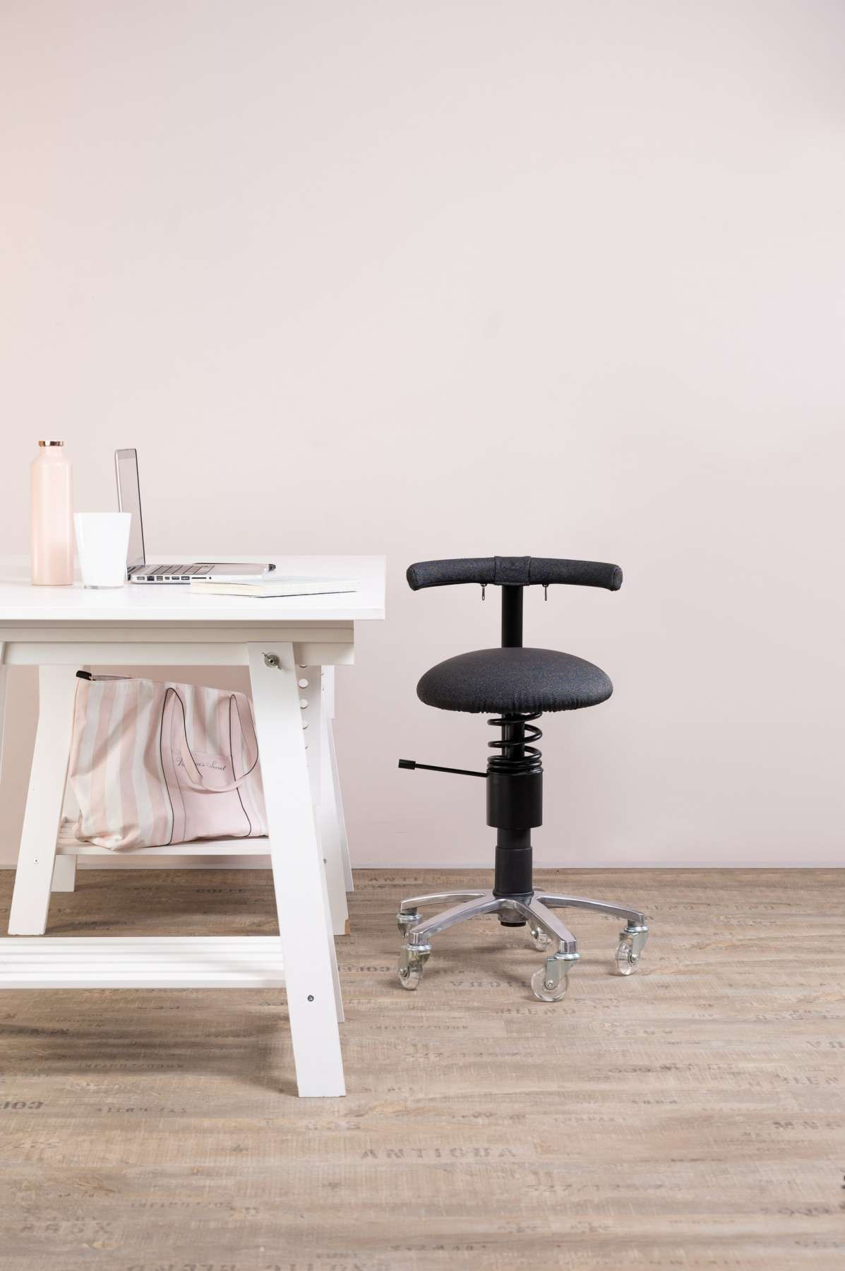 Pisarniski-stol-Dent-zraven-pisalne-mize