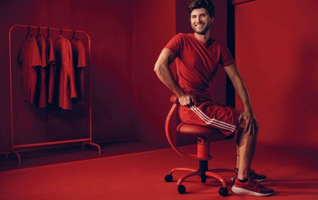 Športnik sedi na stolu Spinalis v zasuku