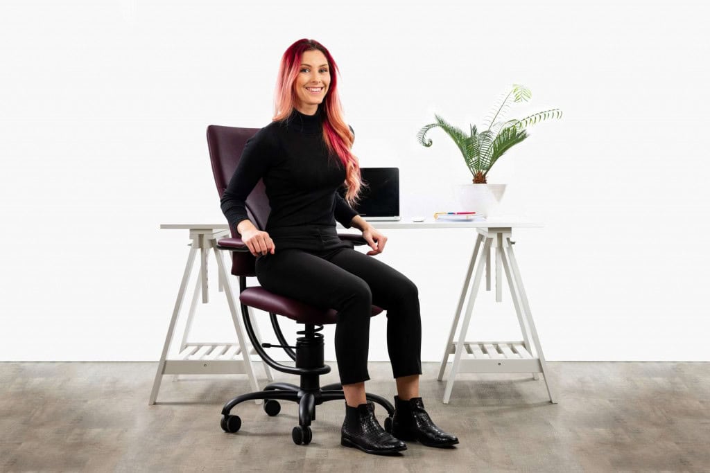 Bürostuhl Frau sitzt darauf