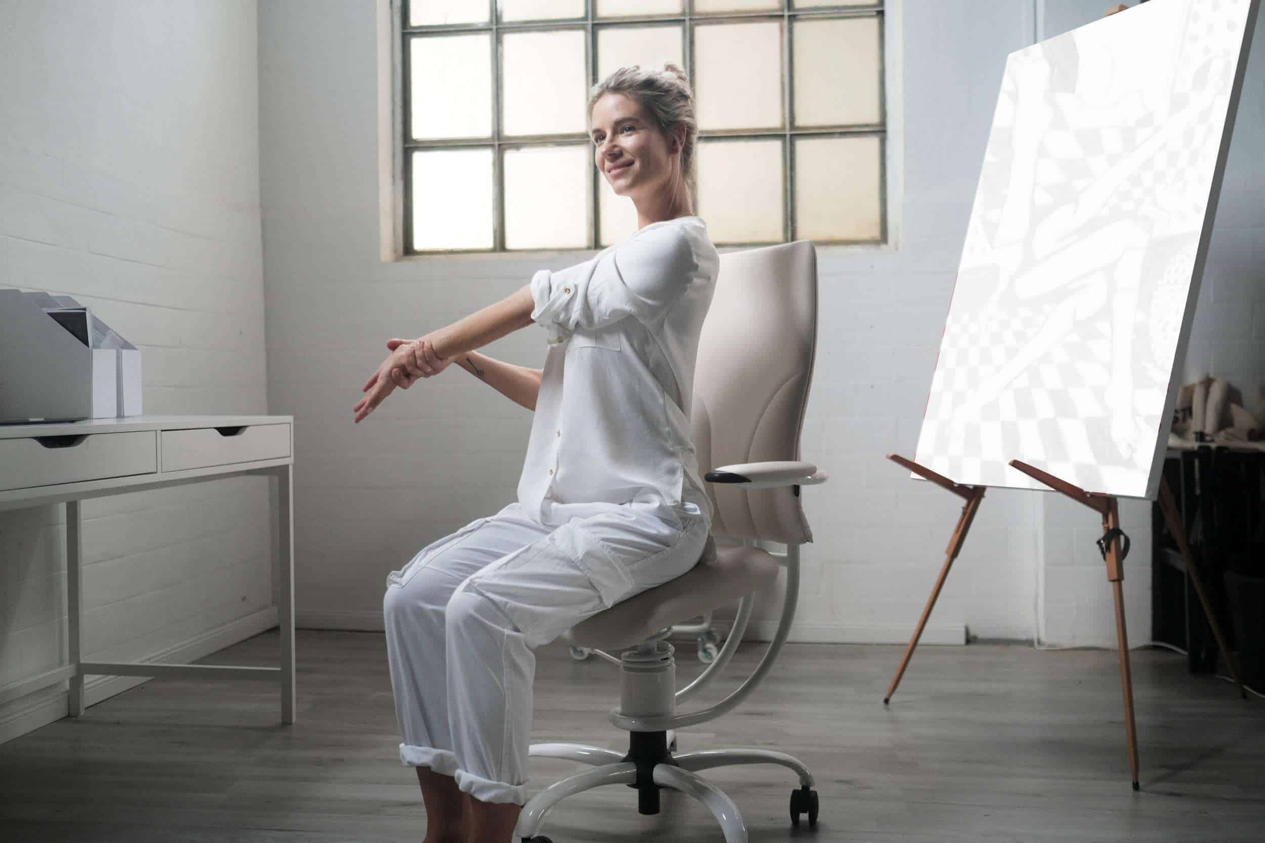 Pisarniški stol Apollo na njem sedi ženska