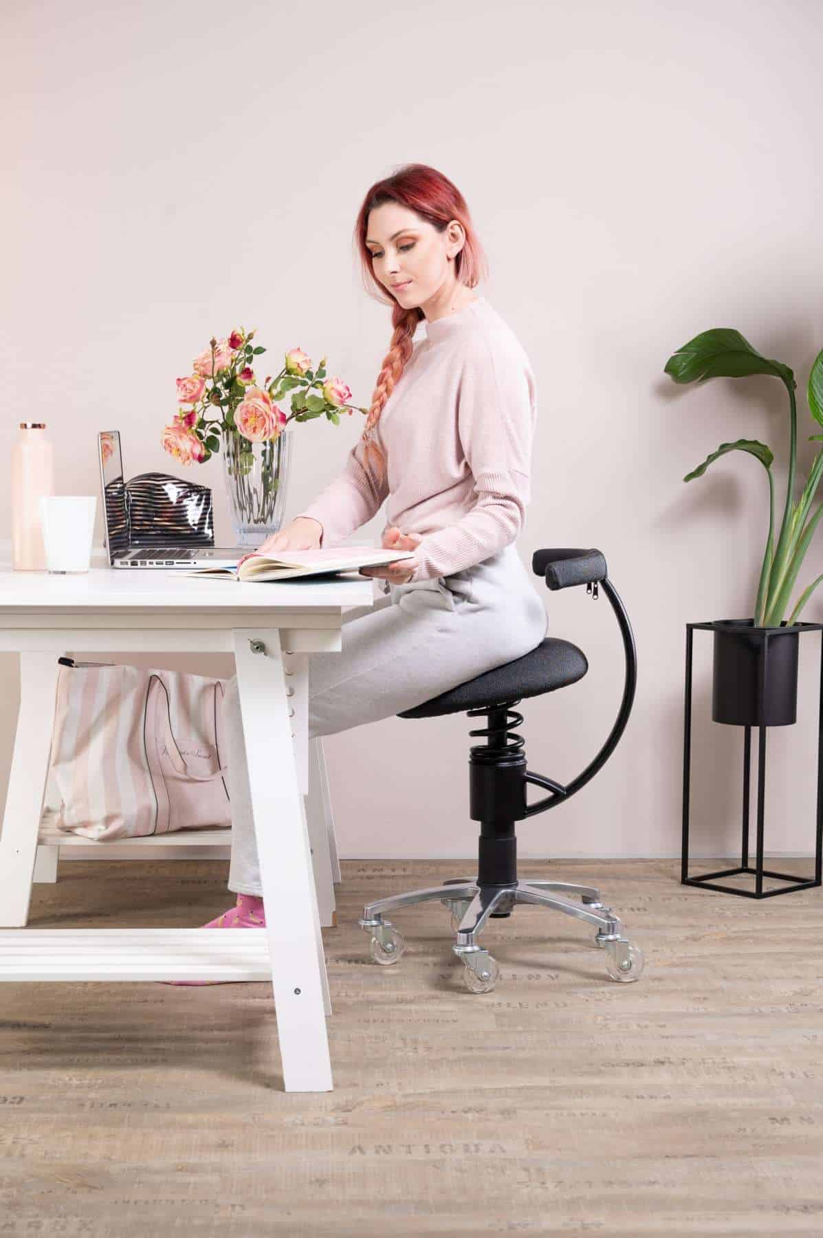 Pisarniski-stol-zenska-sedi-za-pisalno-mizo
